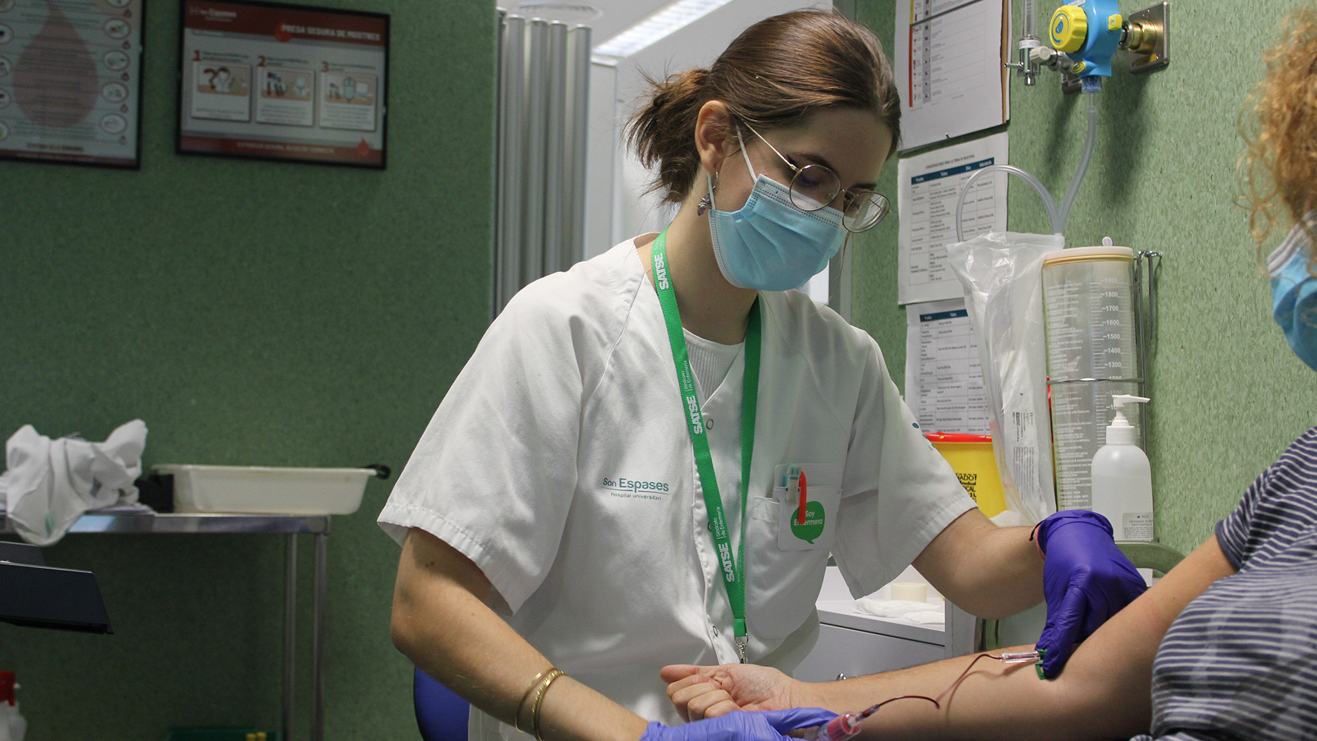 Enfermera saca sangre en el Hospital Son Espases